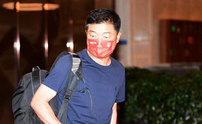 这时，那司机也意识到他要跑，急忙推开车门追了过来，发现他已经摔倒在地，气恼的说：钱还没付就想跑？赶紧把钱给我付了。